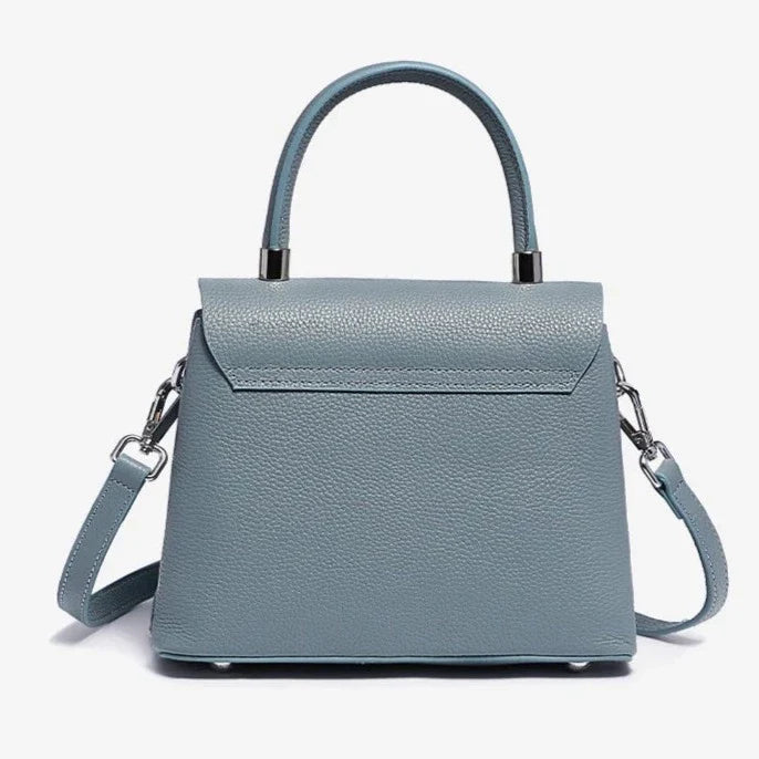 Bolsa Valentina em couro legítimo, estilo carteiro. Compacta, elegante e durável, com design minimalista ideal para looks casuais ou sofisticados.