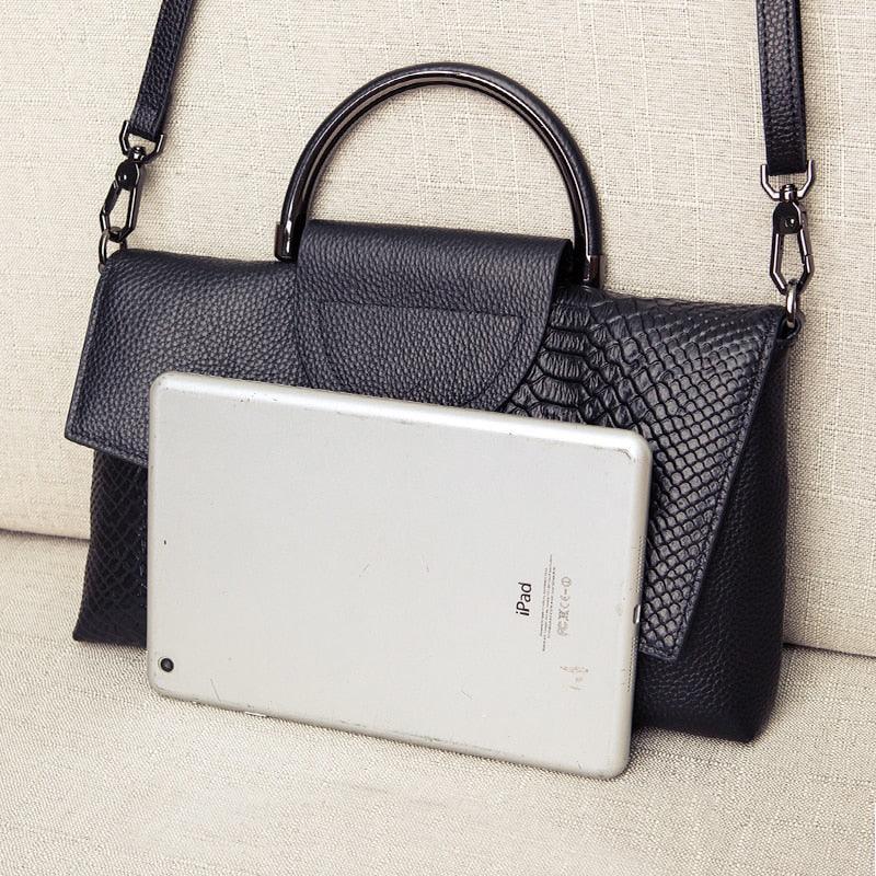 Bolsa Ísis em couro legítimo, elegante e funcional. Toque macio, design refinado e compartimentos internos ideais para organizar com estilo e praticidade.