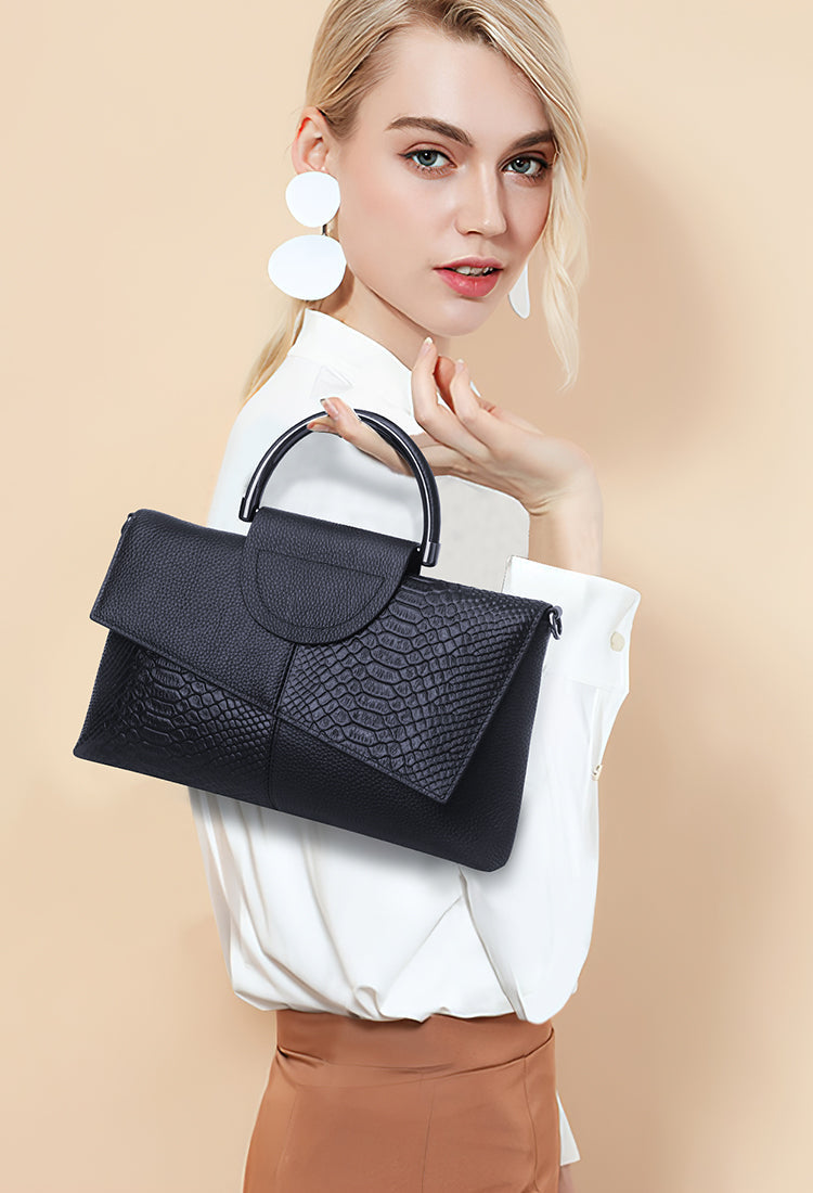 Bolsa Ísis em couro legítimo, elegante e funcional. Toque macio, design refinado e compartimentos internos ideais para organizar com estilo e praticidade.