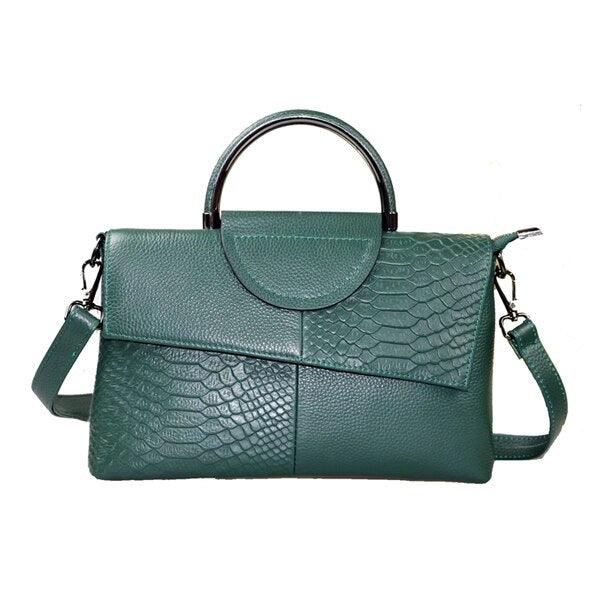 Bolsa Ísis em couro legítimo, elegante e funcional. Toque macio, design refinado e compartimentos internos ideais para organizar com estilo e praticidade.