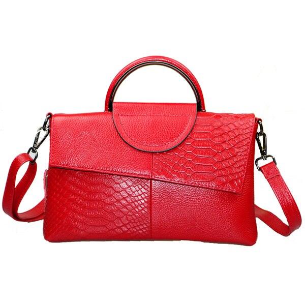 Bolsa Ísis em couro legítimo, elegante e funcional. Toque macio, design refinado e compartimentos internos ideais para organizar com estilo e praticidade.