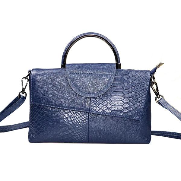 Bolsa Ísis em couro legítimo, elegante e funcional. Toque macio, design refinado e compartimentos internos ideais para organizar com estilo e praticidade.