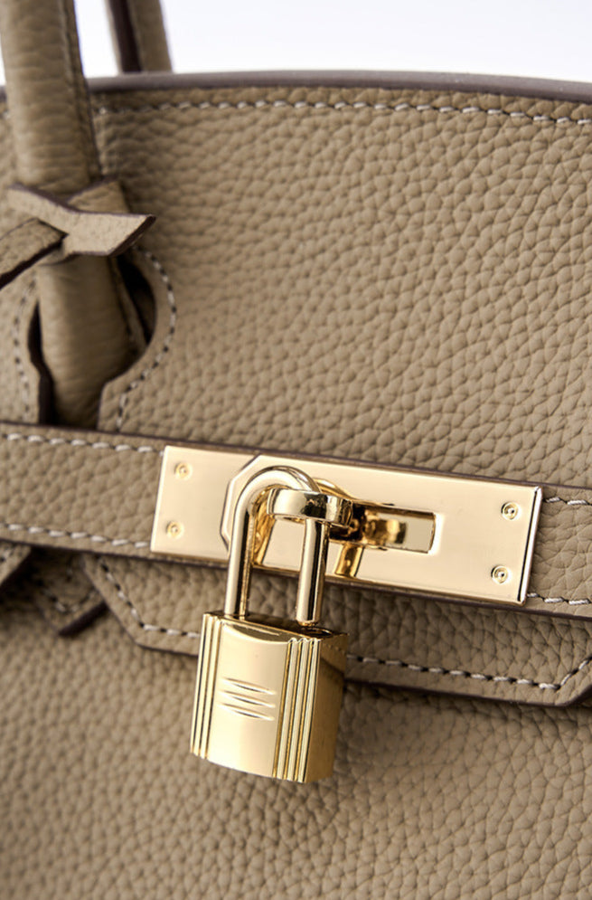 Bolsa Rafa em couro legítimo, média e versátil. Design clássico, elegante e funcional, pode ser usada na mão, no ombro ou como bolsa transversal.