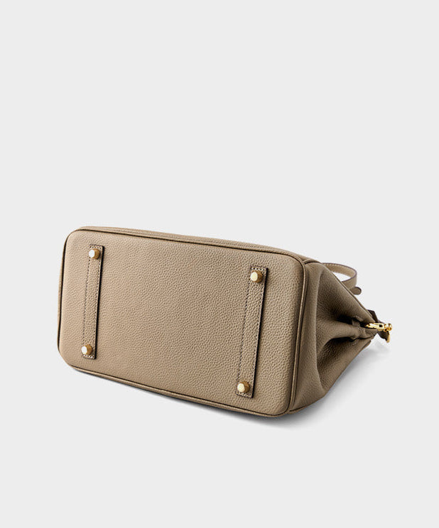 Bolsa Rafa em couro legítimo, média e versátil. Design clássico, elegante e funcional, pode ser usada na mão, no ombro ou como bolsa transversal.