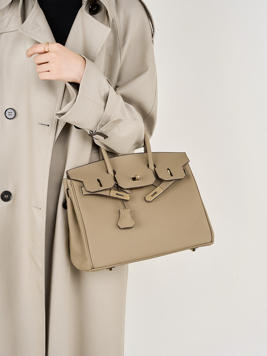 Bolsa Rafa em couro legítimo, média e versátil. Design clássico, elegante e funcional, pode ser usada na mão, no ombro ou como bolsa transversal.