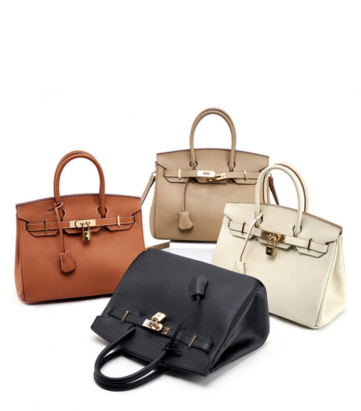 Bolsa Rafa em couro legítimo, média e versátil. Design clássico, elegante e funcional, pode ser usada na mão, no ombro ou como bolsa transversal.