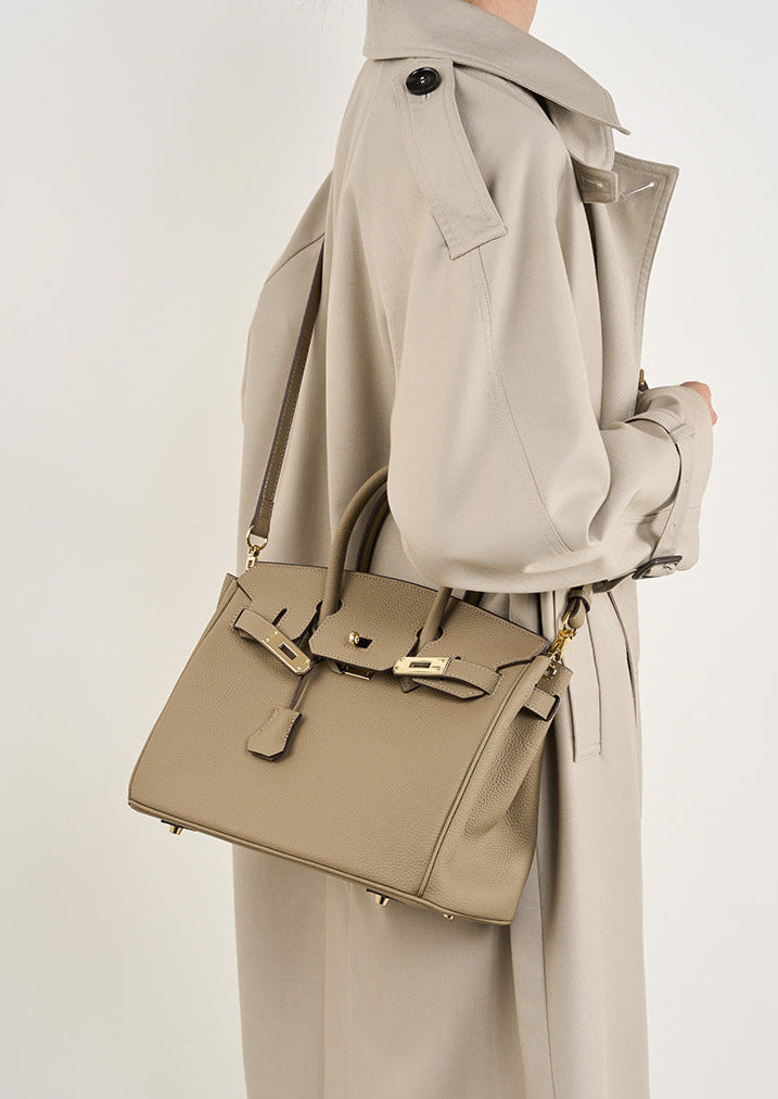 Bolsa Rafa em couro legítimo, média e versátil. Design clássico, elegante e funcional, pode ser usada na mão, no ombro ou como bolsa transversal.