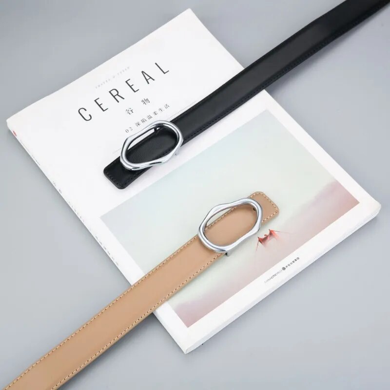 Cinto Eloá em couro legítimo com fivela metálica assimétrica. Sofisticado, durável e versátil, ideal para looks casuais ou formais com toque moderno.