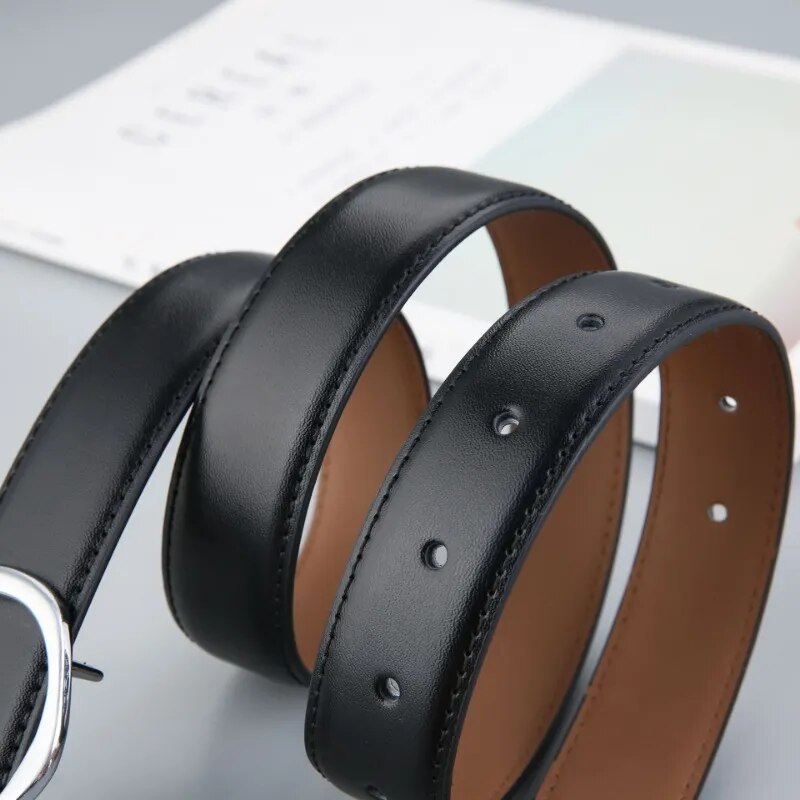 Cinto Eloá em couro legítimo com fivela metálica assimétrica. Sofisticado, durável e versátil, ideal para looks casuais ou formais com toque moderno.