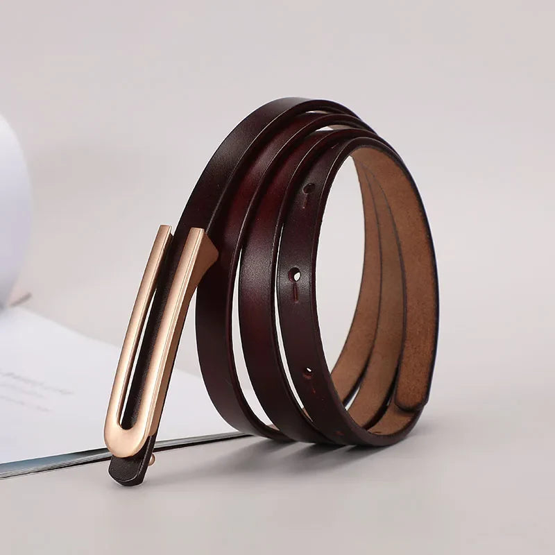 Cinto Isabele em couro legítimo, 1 cm de largura. Design minimalista e elegante, ideal para marcar a cintura com sofisticação e toque moderno no visual.