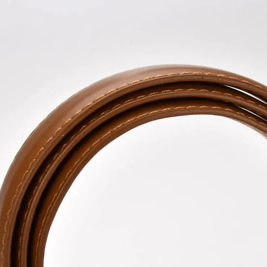 Cinto Júlia em couro legítimo com alto relevo e costura refinada. Elegante e versátil, 2,3 cm de largura, ideal para looks casuais ou formais com charme.