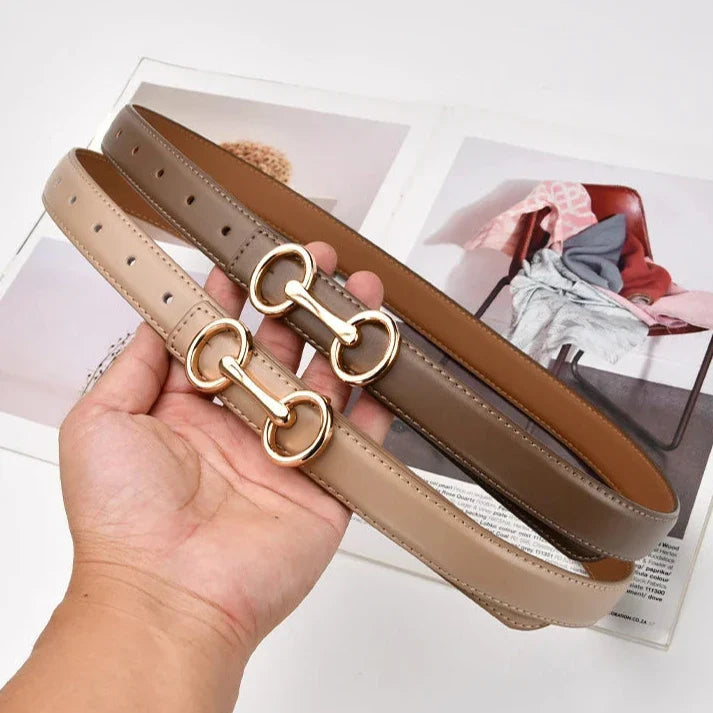 Cinto Júlia em couro legítimo com alto relevo e costura refinada. Elegante e versátil, 2,3 cm de largura, ideal para looks casuais ou formais com charme.