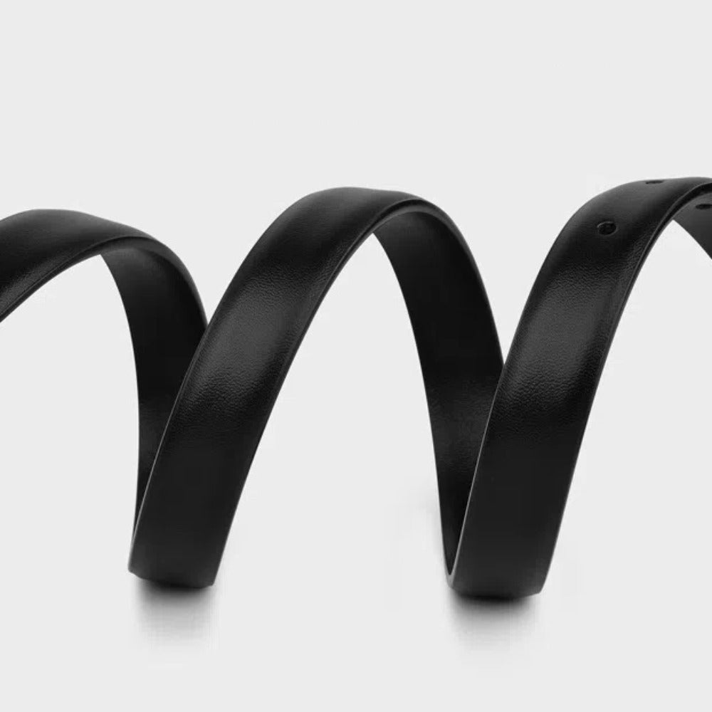 Cinto Mary em couro legítimo com fivela dourada. Sofisticado e versátil, tem acabamento em alto relevo e é ideal para looks casuais ou formais.