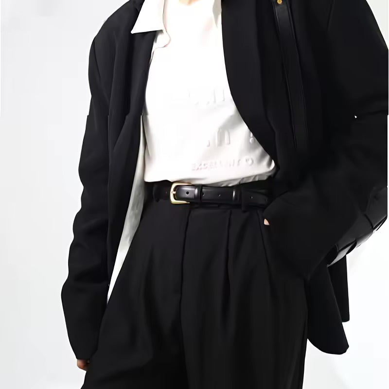 Cinto Mary em couro legítimo com fivela dourada. Sofisticado e versátil, tem acabamento em alto relevo e é ideal para looks casuais ou formais.