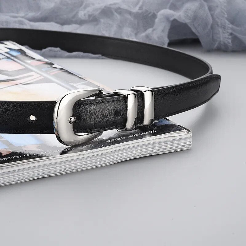 Cinto Mirela em couro legítimo, com fivela prateada em zamac. Sofisticado e versátil, ideal para compor looks casuais ou formais com elegância.