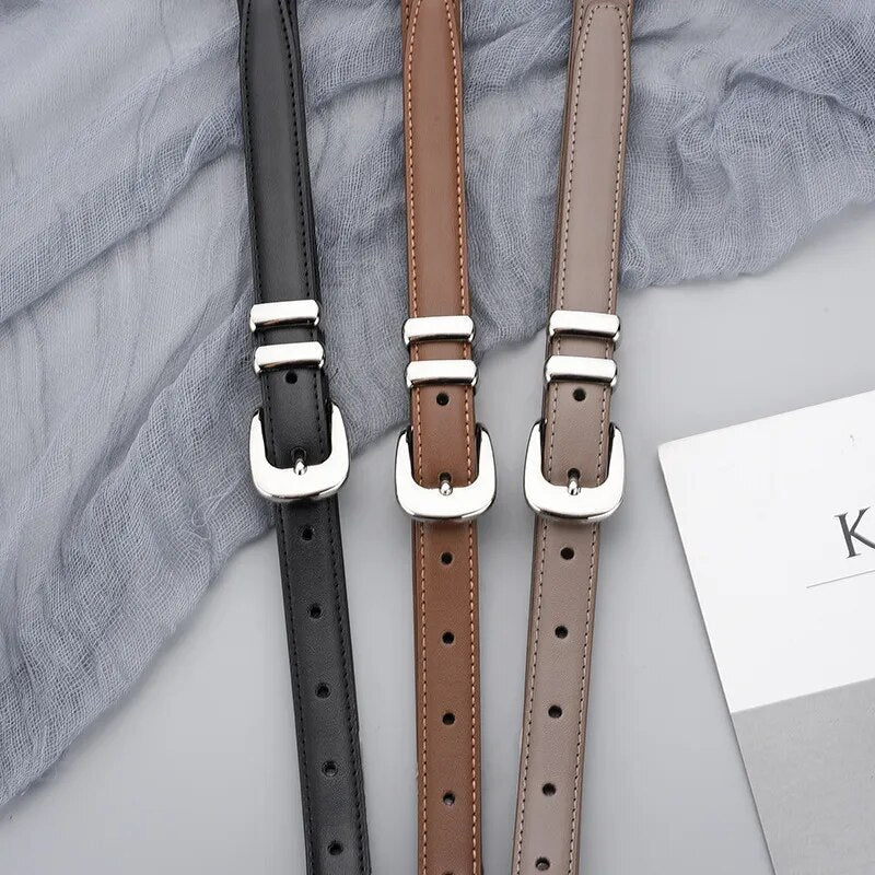 Cinto Mirela em couro legítimo, com fivela prateada em zamac. Sofisticado e versátil, ideal para compor looks casuais ou formais com elegância.