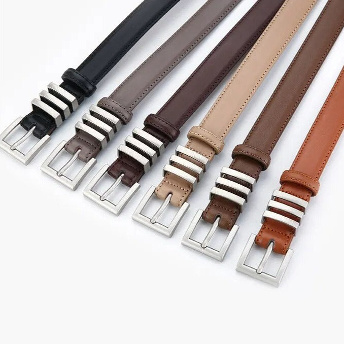 Cinto Rafa em couro legítimo com fivela prateada em zamac. Sofisticado, versátil e durável, ideal para compor looks casuais ou formais com elegância.