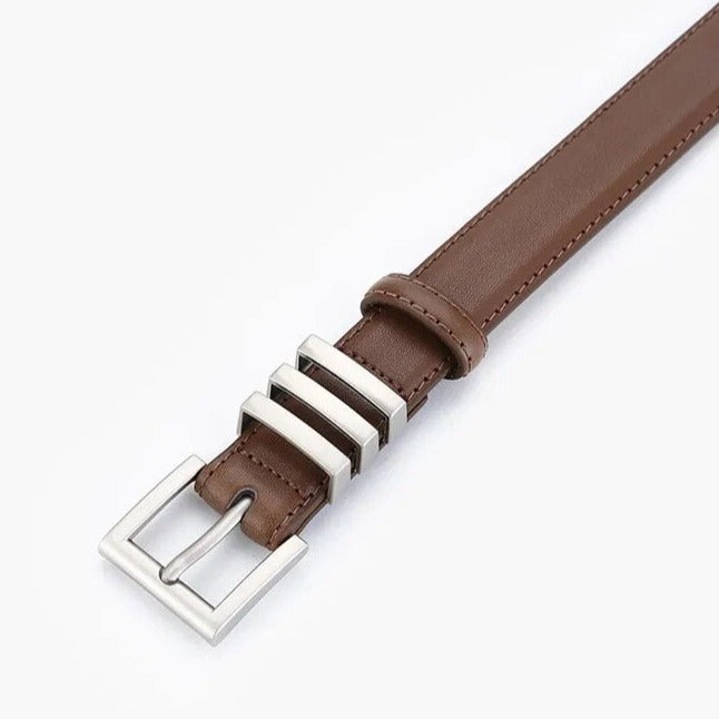 Cinto Rafa em couro legítimo com fivela prateada em zamac. Sofisticado, versátil e durável, ideal para compor looks casuais ou formais com elegância.