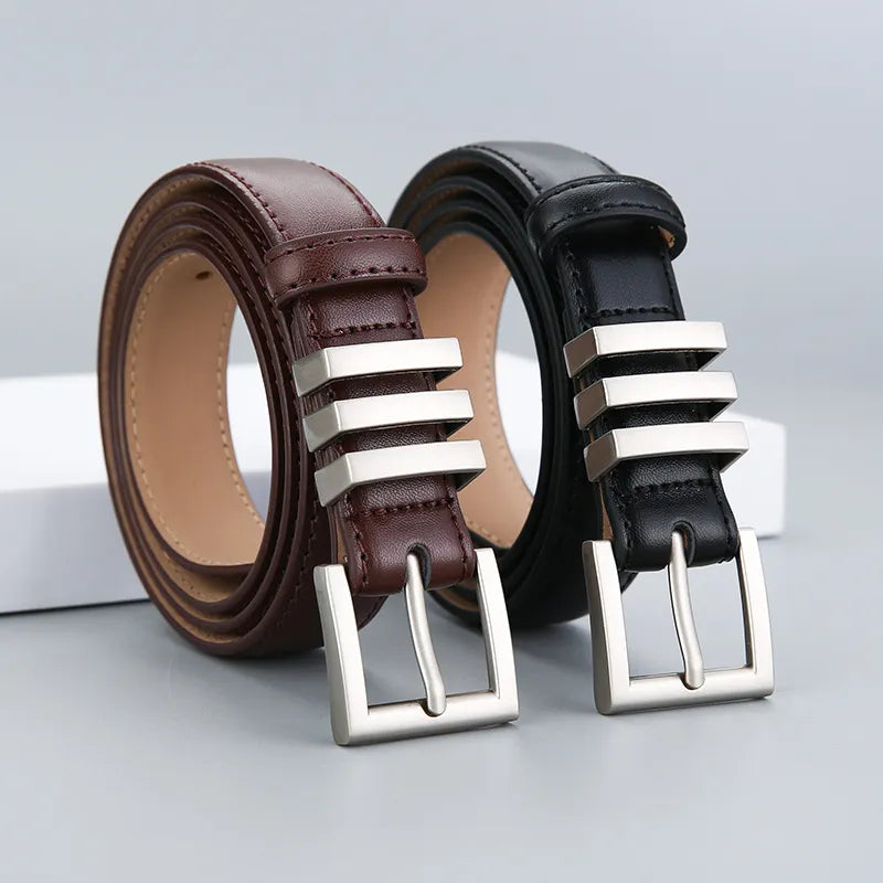 Cinto Rafa em couro legítimo com fivela prateada em zamac. Sofisticado, versátil e durável, ideal para compor looks casuais ou formais com elegância.