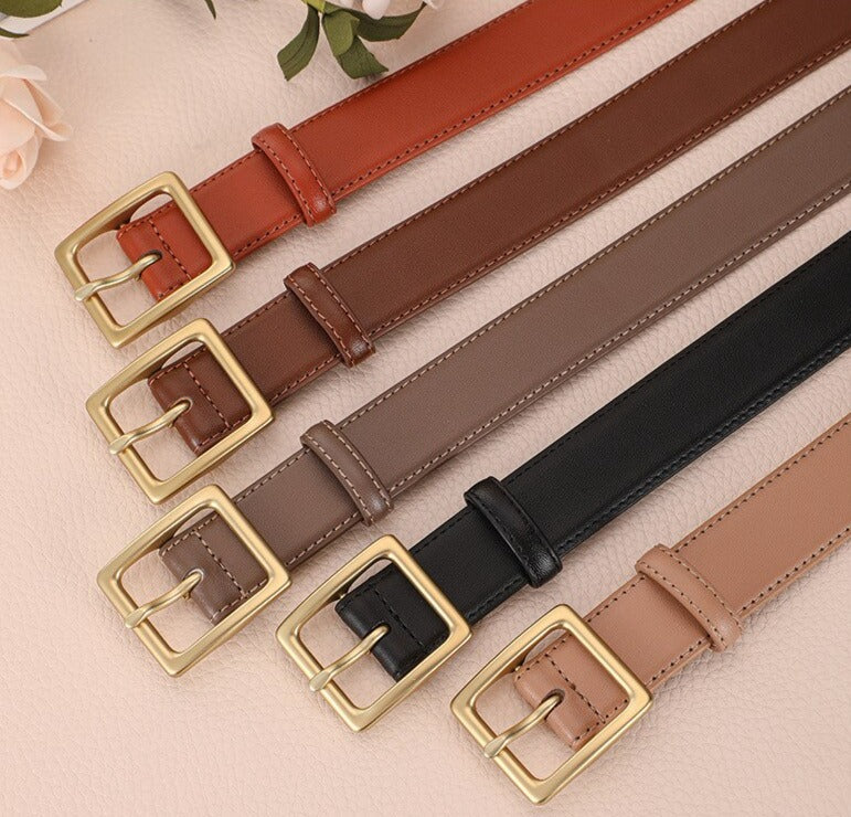 Cinto Renata em couro legítimo com fivela dourada em alloy. Sofisticado, durável e versátil, ideal para looks casuais ou formais com toque elegante.