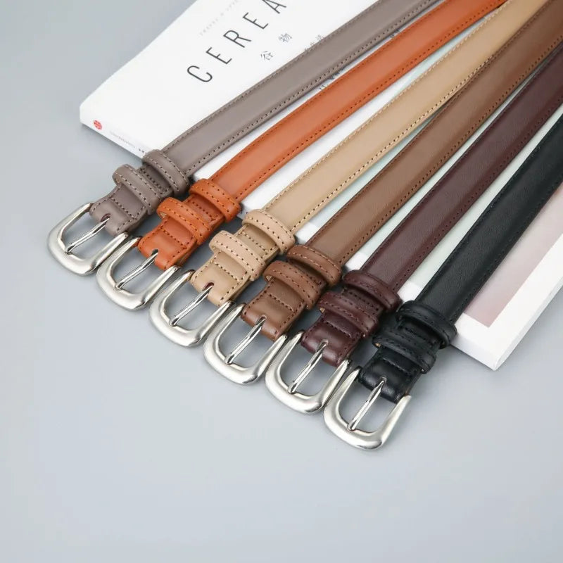 Cinto Sara em couro legítimo, com acabamento em alto relevo e fivela prateada. Sofisticado, durável e versátil, ideal para looks casuais ou formais.