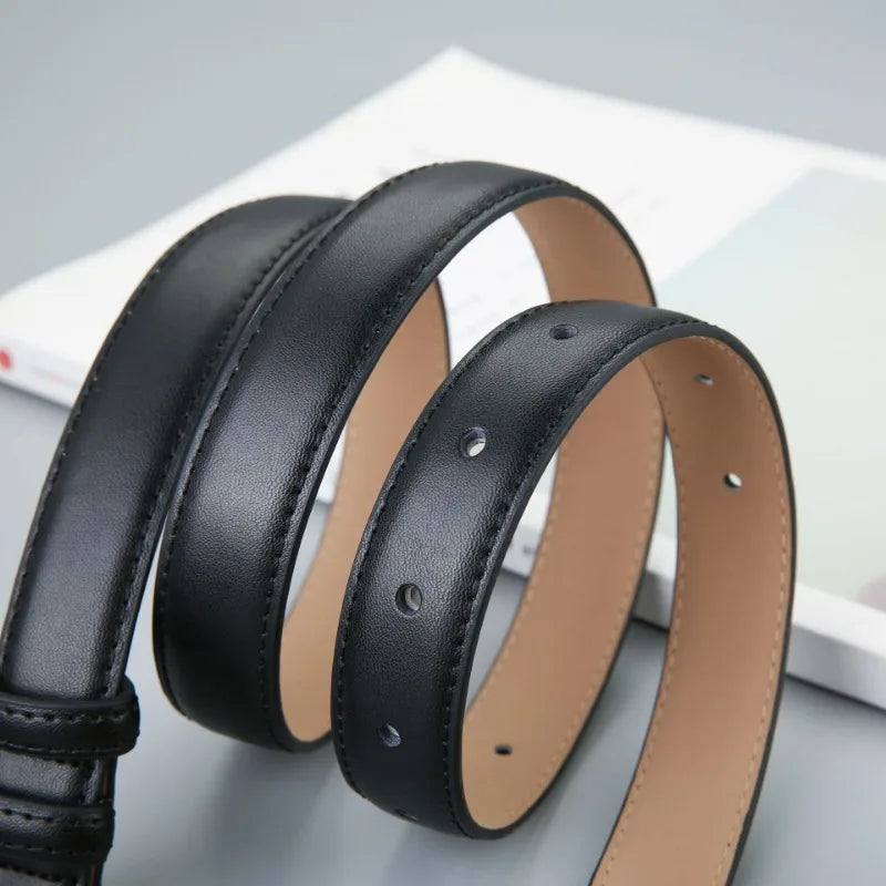 Cinto Sara em couro legítimo, com acabamento em alto relevo e fivela prateada. Sofisticado, durável e versátil, ideal para looks casuais ou formais.