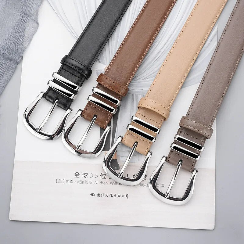 Cinto Zoe em couro legítimo com fivela prateada em zamac. Design minimalista, acabamento liso e passantes elegantes para um toque de sofisticação durável.
