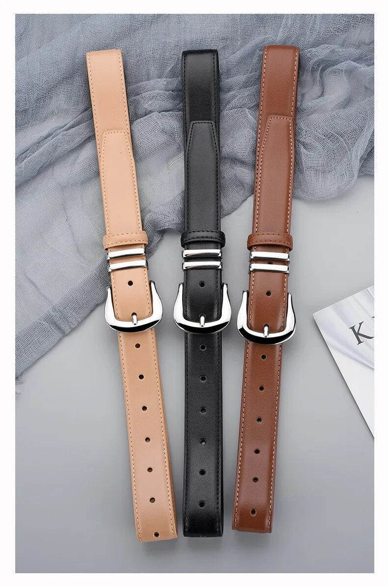 Cinto Zoe em couro legítimo com fivela prateada em zamac. Design minimalista, acabamento liso e passantes elegantes para um toque de sofisticação durável.