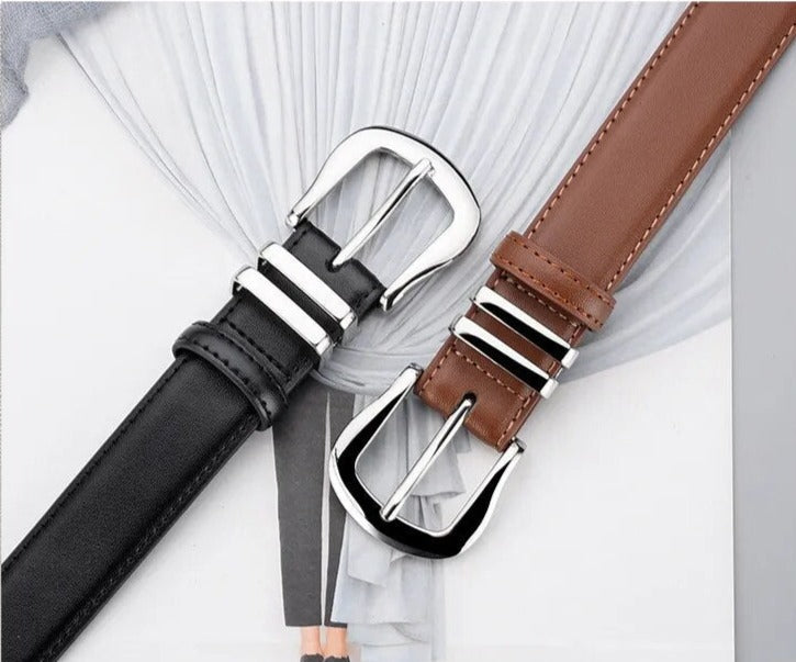 Cinto Zoe em couro legítimo com fivela prateada em zamac. Design minimalista, acabamento liso e passantes elegantes para um toque de sofisticação durável.