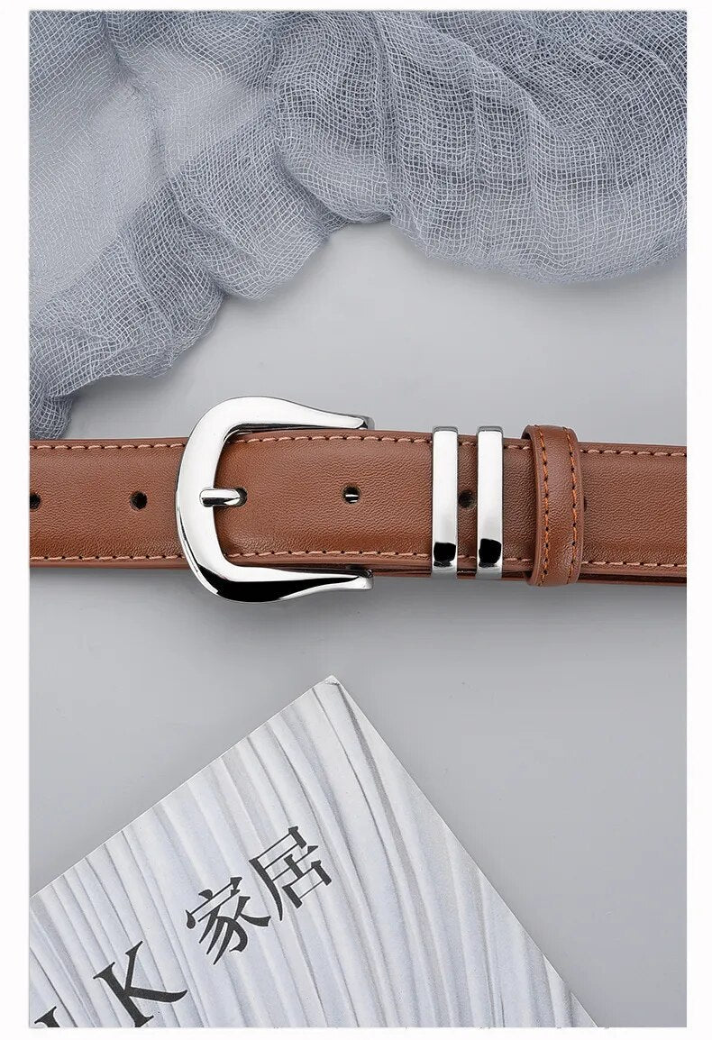 Cinto Zoe em couro legítimo com fivela prateada em zamac. Design minimalista, acabamento liso e passantes elegantes para um toque de sofisticação durável.