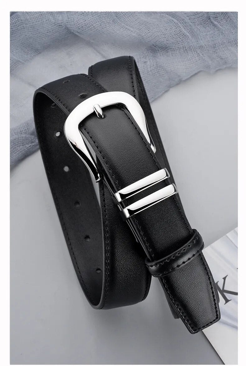 Cinto Zoe em couro legítimo com fivela prateada em zamac. Design minimalista, acabamento liso e passantes elegantes para um toque de sofisticação durável.