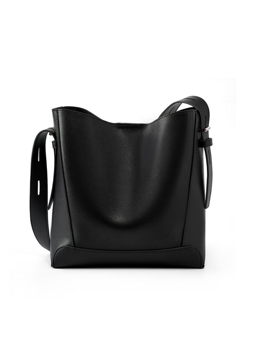Bolsa Antonela estilo bucket em couro legítimo, elegante e atemporal. Funcional, com ferragens prata e design sofisticado para o dia a dia ou eventos.