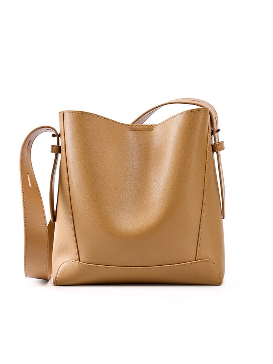 Bolsa Antonela estilo bucket em couro legítimo, elegante e atemporal. Funcional, com ferragens prata e design sofisticado para o dia a dia ou eventos.