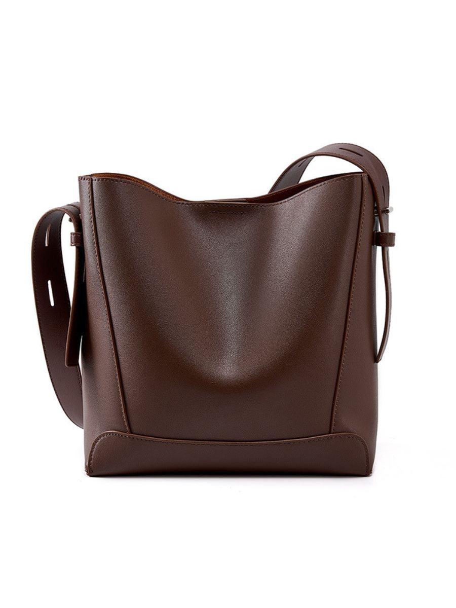 Bolsa Antonela estilo bucket em couro legítimo, elegante e atemporal. Funcional, com ferragens prata e design sofisticado para o dia a dia ou eventos.