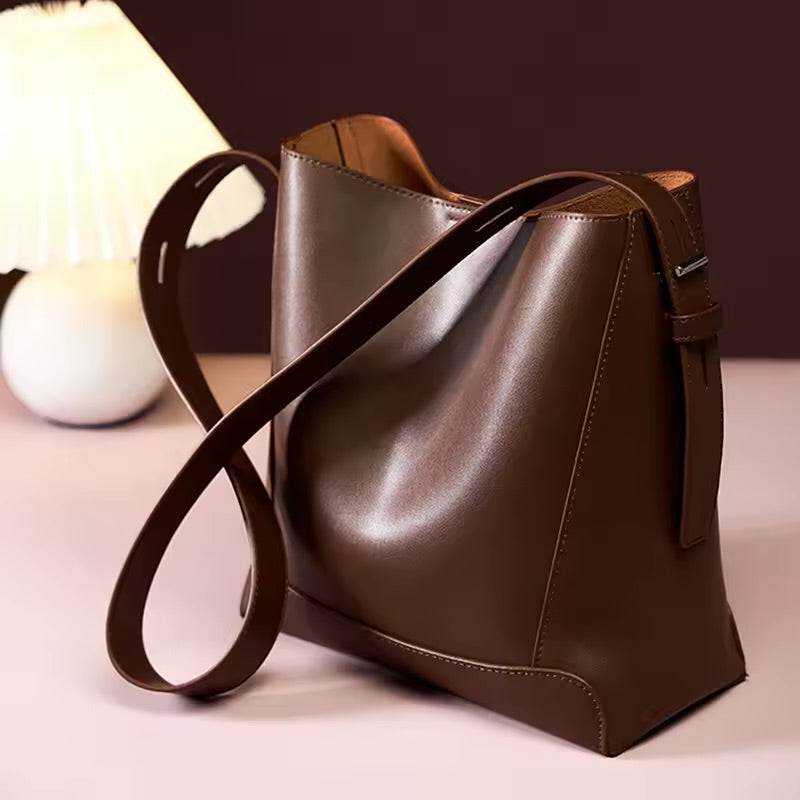 Bolsa Antonela estilo bucket em couro legítimo, elegante e atemporal. Funcional, com ferragens prata e design sofisticado para o dia a dia ou eventos.