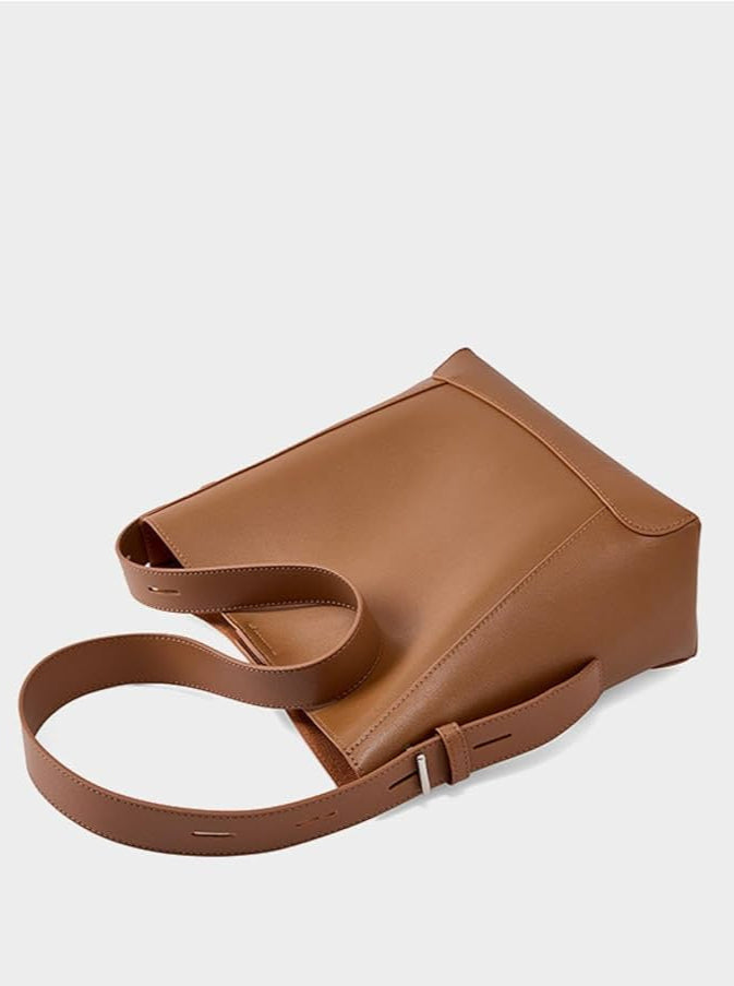 Bolsa Antonela estilo bucket em couro legítimo, elegante e atemporal. Funcional, com ferragens prata e design sofisticado para o dia a dia ou eventos.