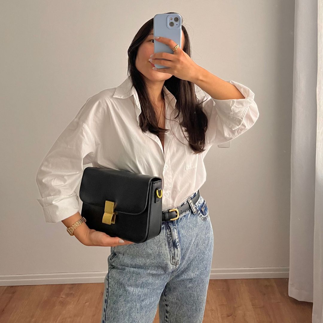 Bolsa Cristine compacta, elegante e funcional. Com divisórias, zíper e ferragens douradas, é ideal para o dia a dia ou ocasiões especiais.