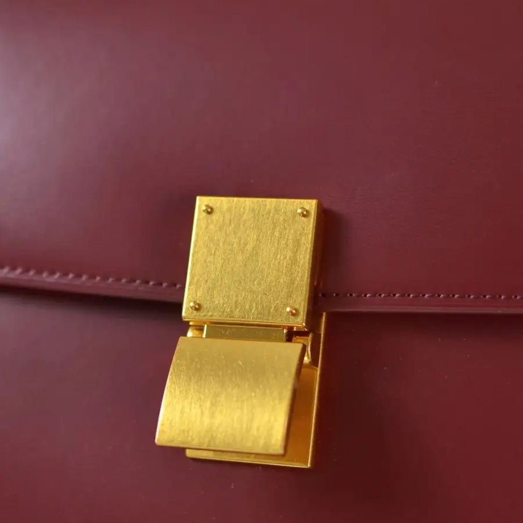 Bolsa Cristine compacta, elegante e funcional. Com divisórias, zíper e ferragens douradas, é ideal para o dia a dia ou ocasiões especiais.