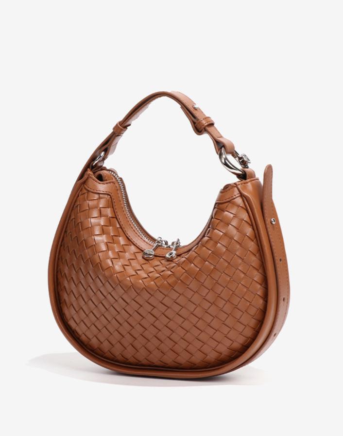 Bolsa Eloá em material sintético premium com trama artesanal. Elegante e atemporal, tem acabamento impecável e metais zamak que garantem brilho e durabilidade.