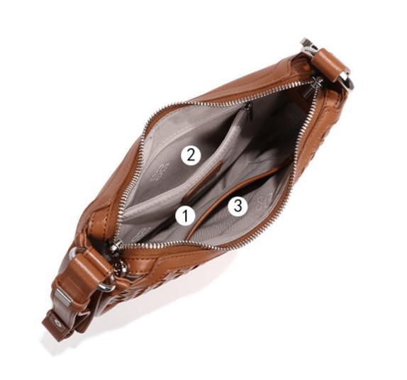 Bolsa Eloá em material sintético premium com trama artesanal. Elegante e atemporal, tem acabamento impecável e metais zamak que garantem brilho e durabilidade.
