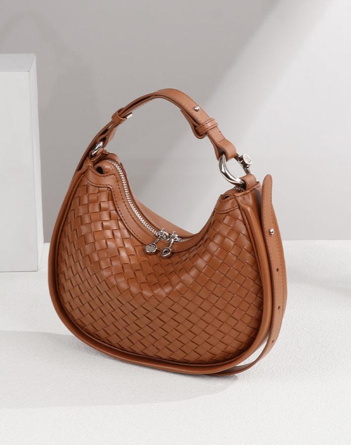 Bolsa Eloá em material sintético premium com trama artesanal. Elegante e atemporal, tem acabamento impecável e metais zamak que garantem brilho e durabilidade.