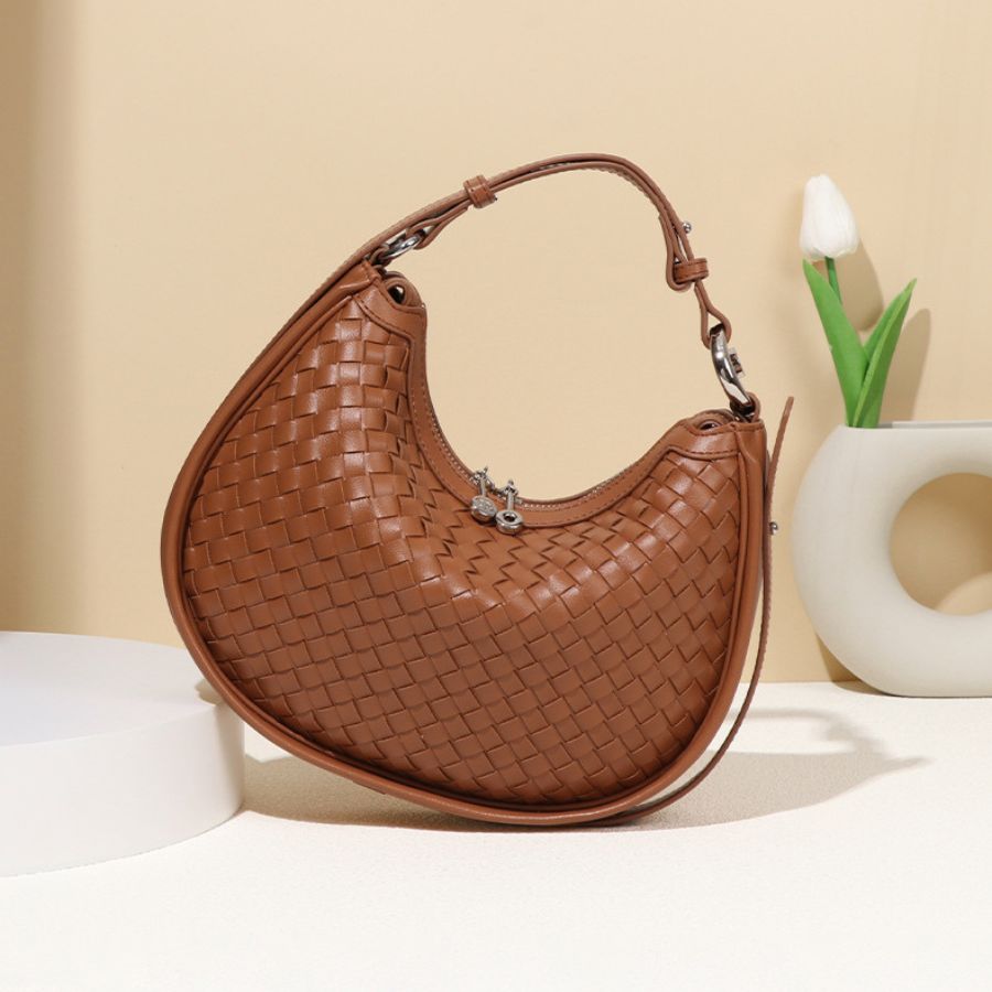 Bolsa Eloá em material sintético premium com trama artesanal. Elegante e atemporal, tem acabamento impecável e metais zamak que garantem brilho e durabilidade.