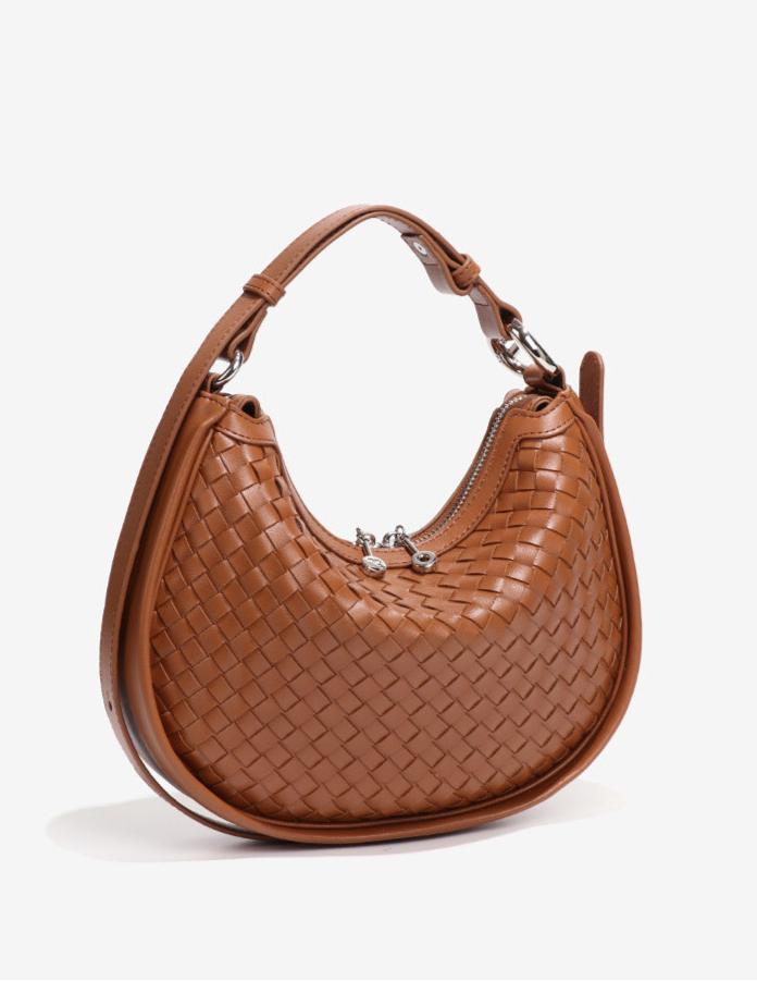 Bolsa Eloá em material sintético premium com trama artesanal. Elegante e atemporal, tem acabamento impecável e metais zamak que garantem brilho e durabilidade.