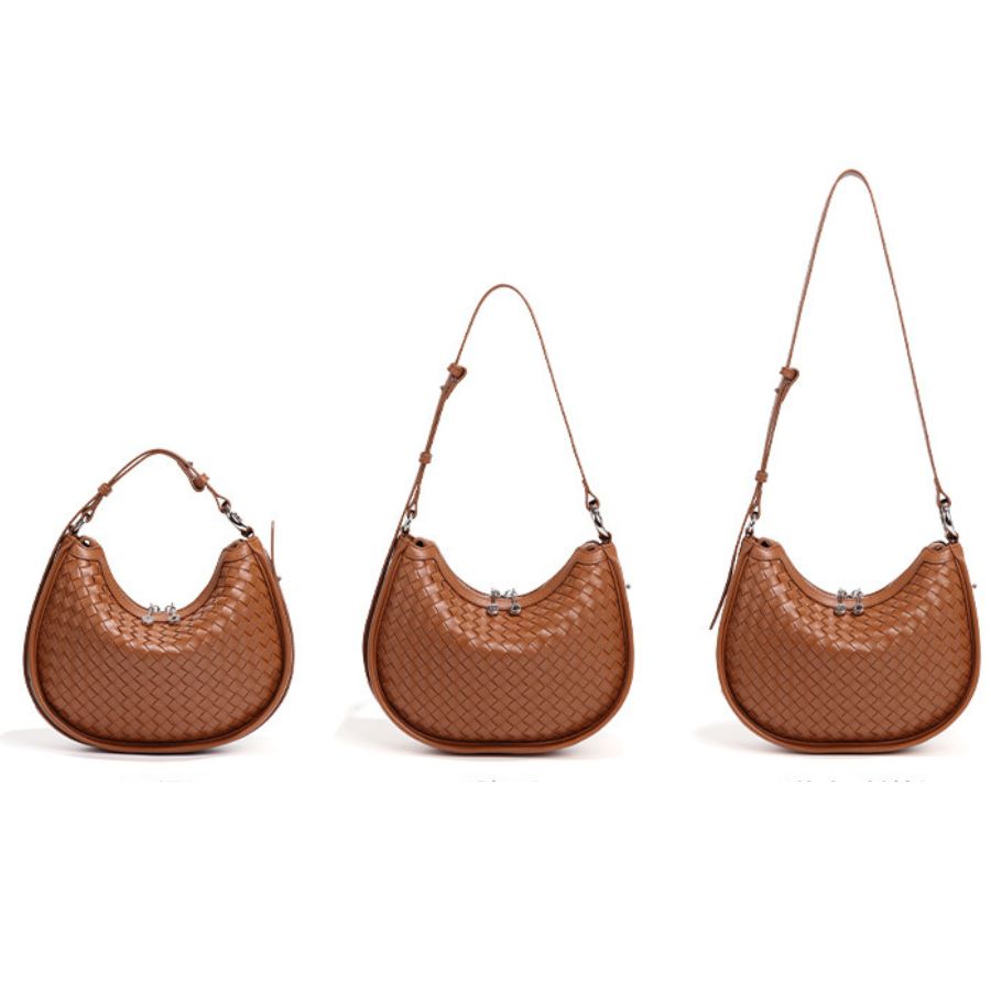 Bolsa Eloá em material sintético premium com trama artesanal. Elegante e atemporal, tem acabamento impecável e metais zamak que garantem brilho e durabilidade.