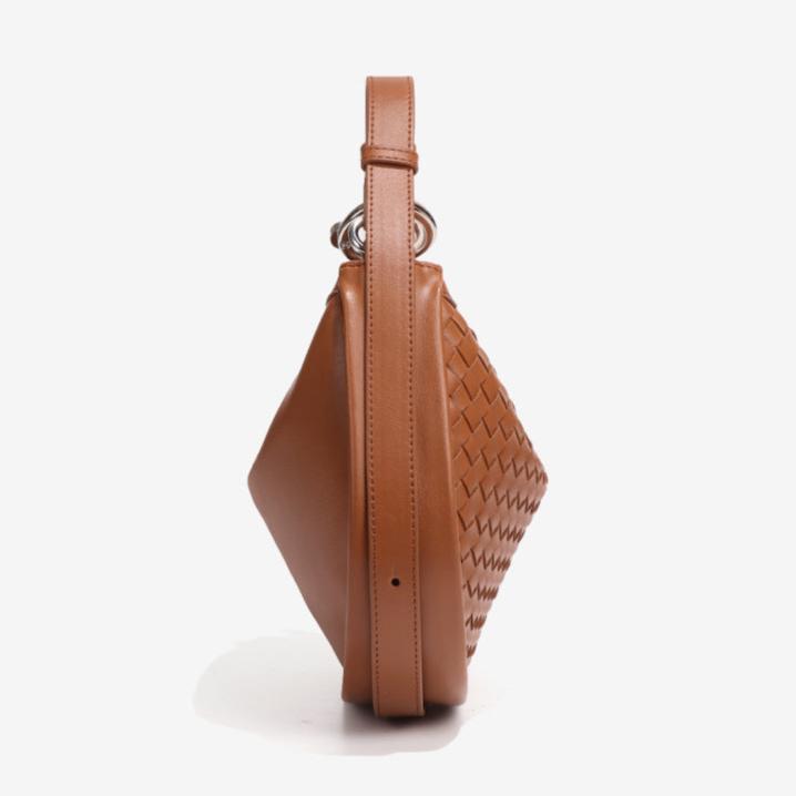 Bolsa Eloá em material sintético premium com trama artesanal. Elegante e atemporal, tem acabamento impecável e metais zamak que garantem brilho e durabilidade.