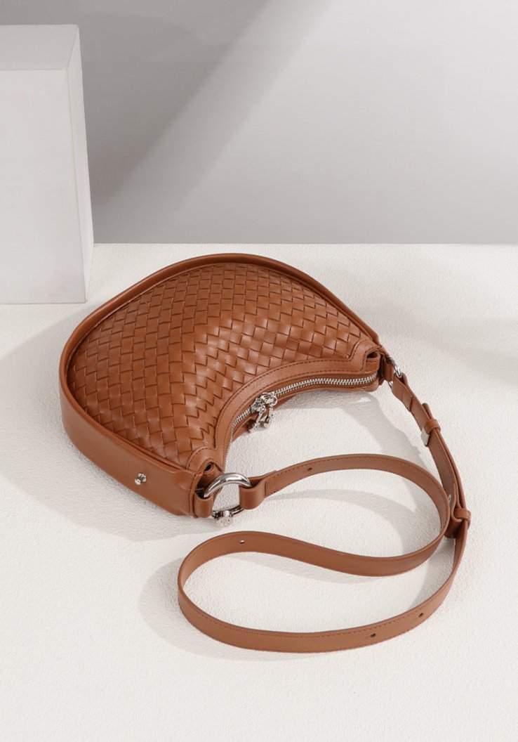 Bolsa Eloá em material sintético premium com trama artesanal. Elegante e atemporal, tem acabamento impecável e metais zamak que garantem brilho e durabilidade.