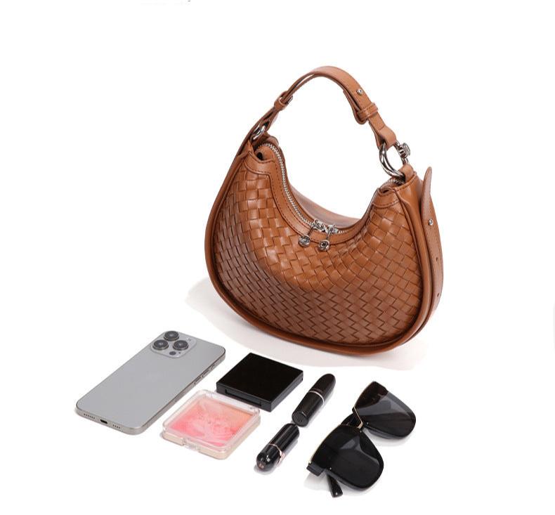 Bolsa Eloá em material sintético premium com trama artesanal. Elegante e atemporal, tem acabamento impecável e metais zamak que garantem brilho e durabilidade.