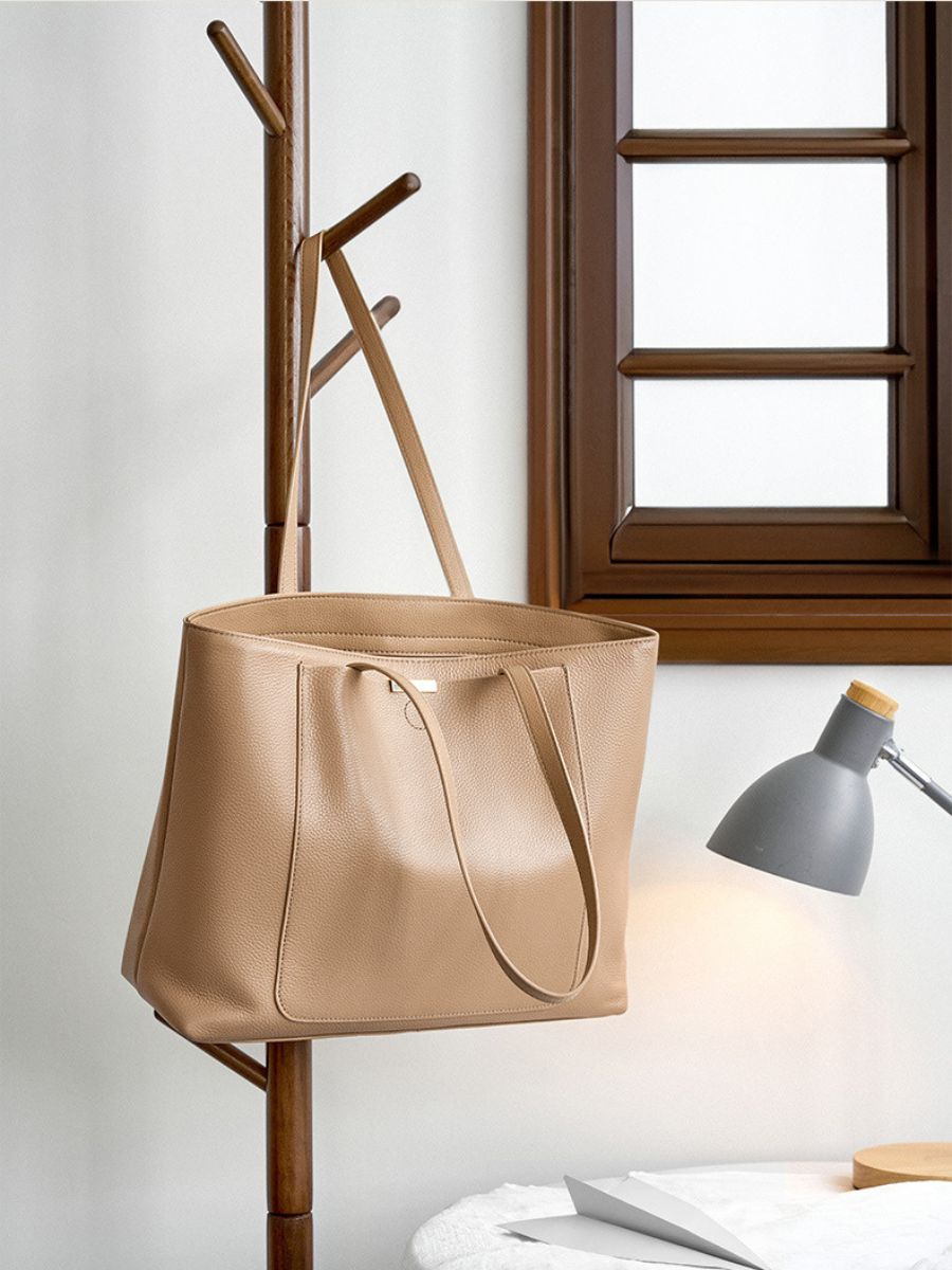 Bolsa Laís em couro legítimo, tote moderna e elegante. Espaçosa, com divisórias, bolsos externos e zíper para praticidade e estilo no dia a dia.