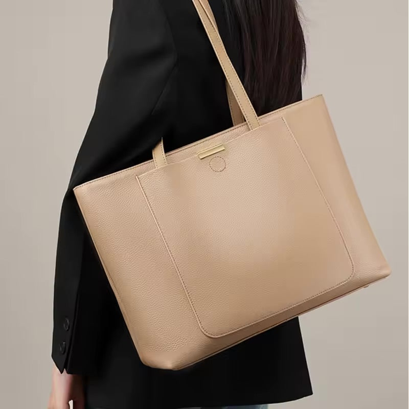 Bolsa Laís em couro legítimo, tote moderna e elegante. Espaçosa, com divisórias, bolsos externos e zíper para praticidade e estilo no dia a dia.