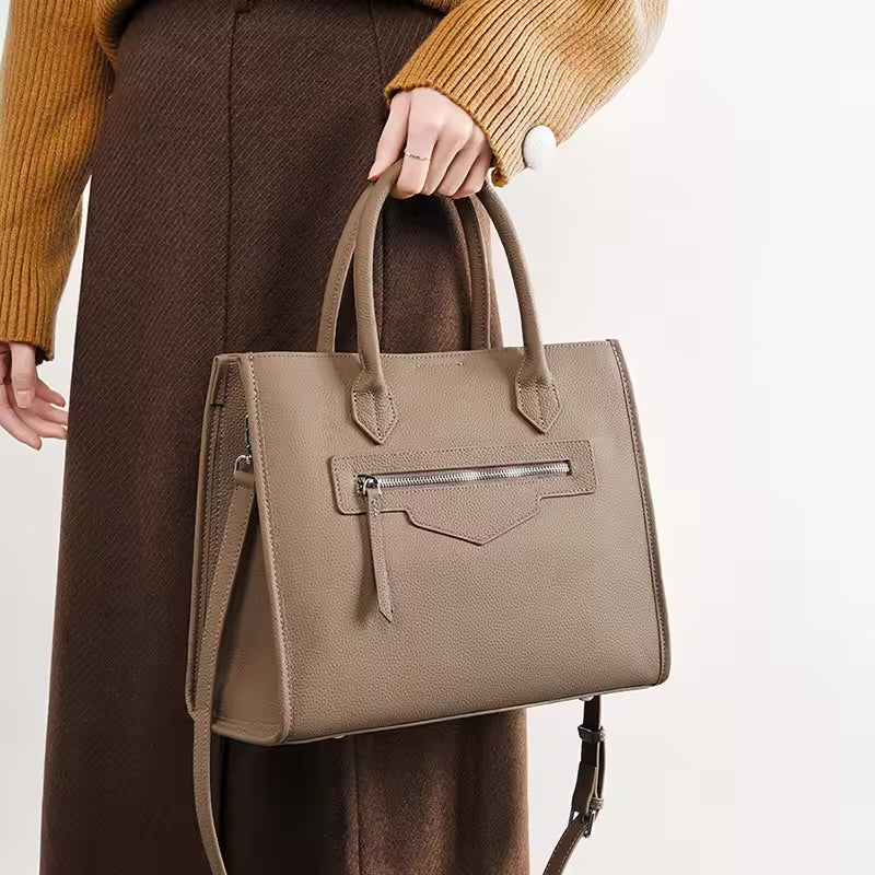 Bolsa Olívia em couro legítimo, tote grande e elegante. Espaçosa, com divisórias, fecho duplo e alças para usar na mão ou no modelo transversal.
